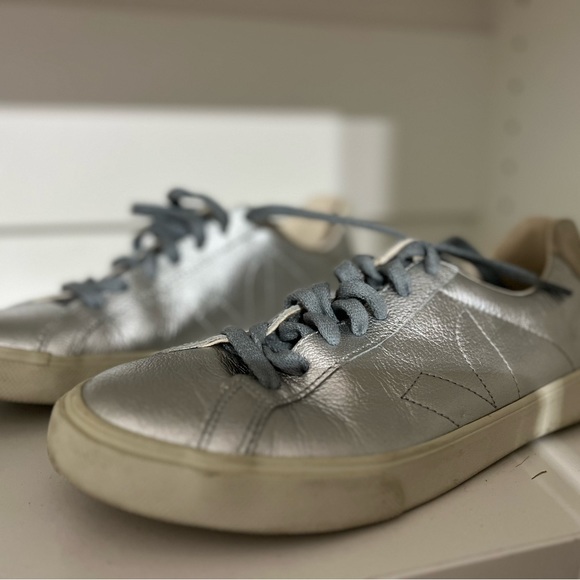 VEJA WOMEN'S CAMPO SILVER AND WHITE CHROMEFREE LEATHER SNEAKER 39 - Picture 7 of 12